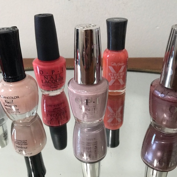 Ladies Nail Polishes ๐
- Picture 3 of 5